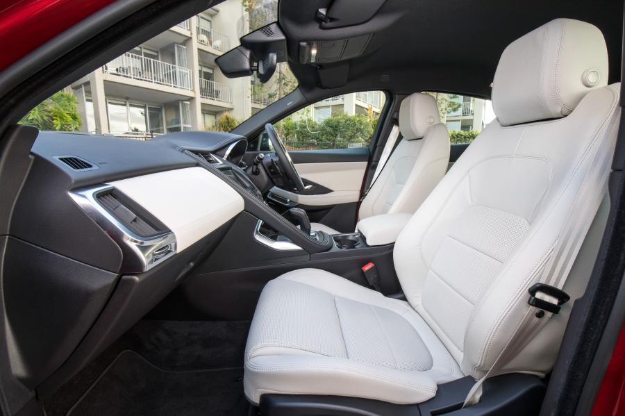 Интерьер Jaguar E-Pace D240 AWD R-Dynamic 2018 года  (AU) (фото 10 из 22)
